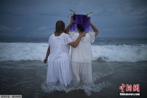 巴西非洲裔祭祀海神 海边放自制小船满载祝福