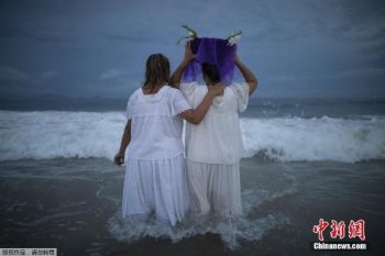 巴西非洲裔祭祀海神 海边放自制小船满载祝福