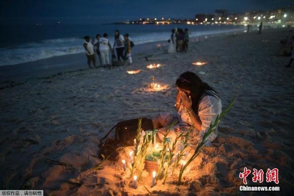 巴西非洲裔祭祀海神 海边放自制小船满载祝福