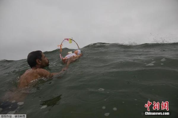 巴西非洲裔祭祀海神 海边放自制小船满载祝福