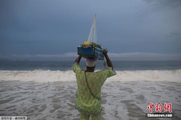 巴西非洲裔祭祀海神 海边放自制小船满载祝福