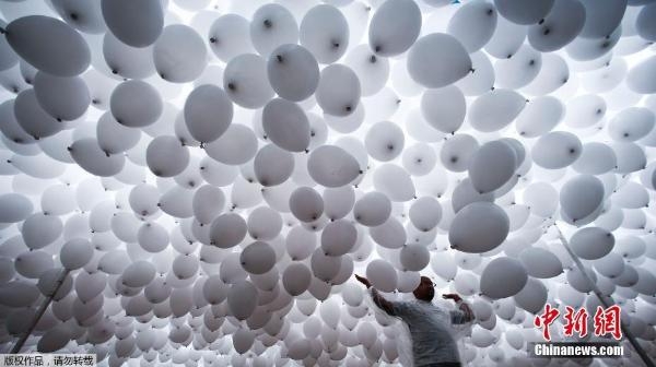 巴西圣保罗迎新年放飞五彩气球