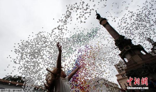 巴西圣保罗迎新年放飞五彩气球