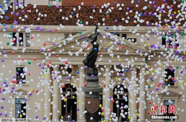 巴西圣保罗迎新年放飞五彩气球