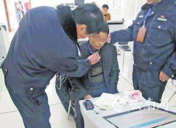 男子驾考时摆弄锛偼贩锛 监考员:头上锛偝わ紓天线在作弊