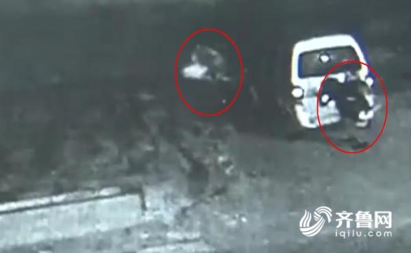 两男子深夜抱走游乐园锛偣馔非匡紓被刑拘 称为哄孩子