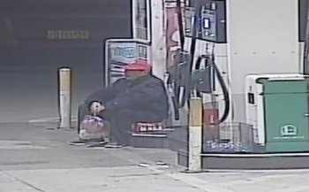 险!老人迷路误上外环 加油工伸援手寻家人(图)