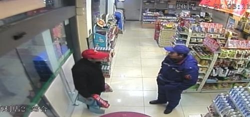 险!老人迷路误上外环 加油工伸援手寻家人(图)