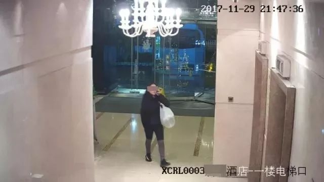 美女老板被奢侈品店员一句话激怒 偷走2万元的包