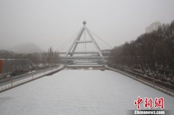 苦等66天 青海西宁终于迎来入冬首场降雪