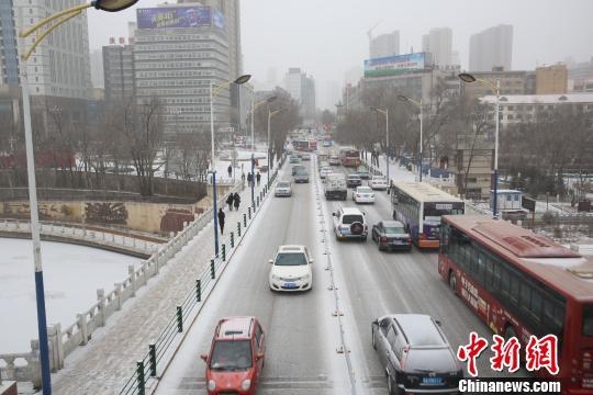 苦等66天 青海西宁终于迎来入冬首场降雪