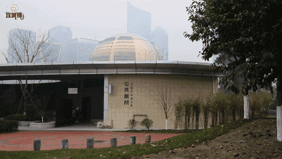 女厕排队？男厕立马让位！杭州一公厕可调节男女厕位