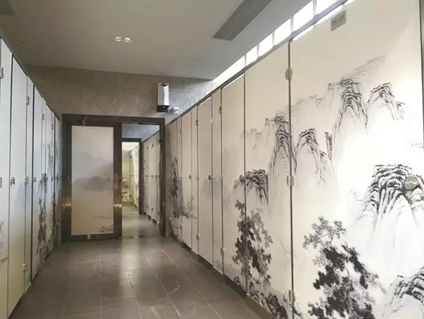 女厕排队？男厕立马让位！杭州一公厕可调节男女厕位