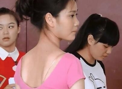 直击一所女子大学里的“准空姐”