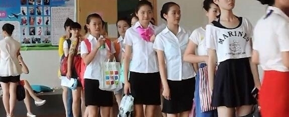 直击一所女子大学里的“准空姐”