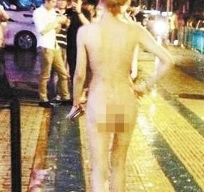 裸女街上走秀一小时 路人疯狂拍照无人制止！