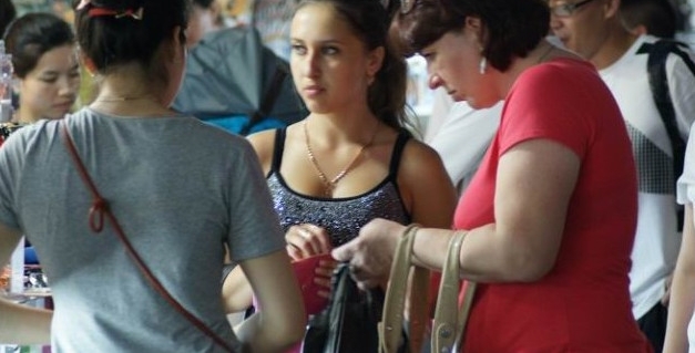 中国离俄罗斯最近的地方，俄国美女如云