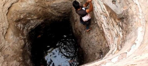 男子听到奇怪的叫声，伸了脑袋一看，吓得马上就去营救了！