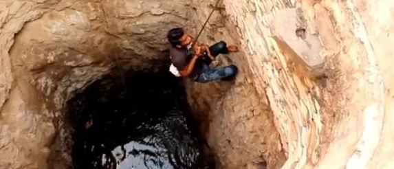 男子听到奇怪的叫声，伸了脑袋一看，吓得马上就去营救了！