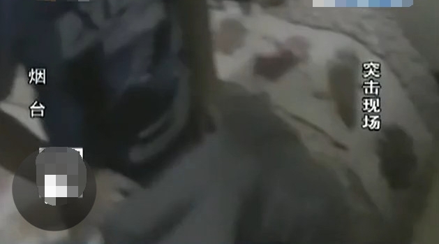 男子裤子脱到一半，民警突现就出现了