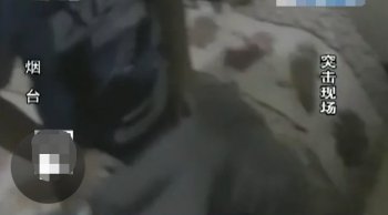 男子裤子脱到一半，民警突现就出现了