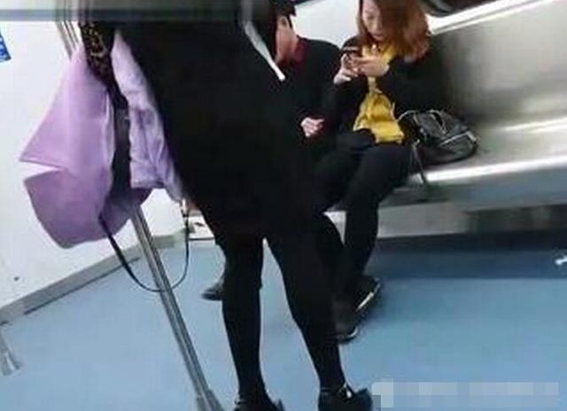 美女坐地铁，包包掉地上洒落一地成人用品，大家都笑了