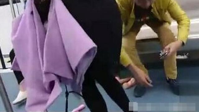 美女坐地铁，包包掉地上洒落一地成人用品，大家都笑了