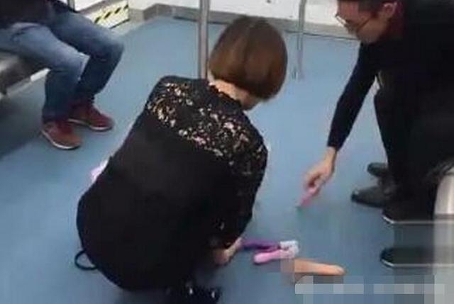 美女坐地铁，包包掉地上洒落一地成人用品，大家都笑了