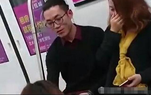 美女坐地铁，包包掉地上洒落一地成人用品，大家都笑了