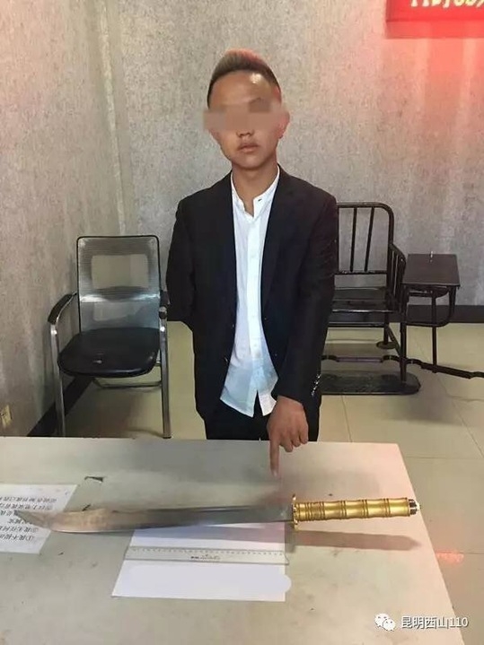 昆明：男子持“御前带刀侍卫”砍刀街头耍威 已被拘