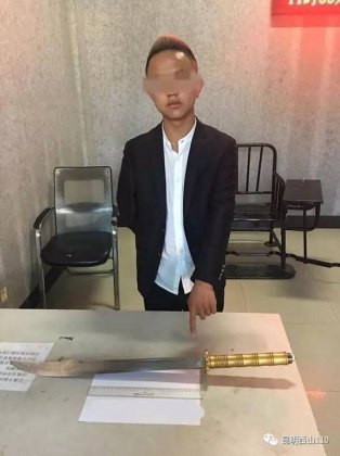 昆明：男子持“御前带刀侍卫”砍刀街头耍威 已被拘
