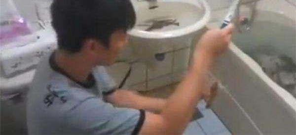 男子浴缸里养虾，不用外出想钓就钓！泡澡的话虾怎么办