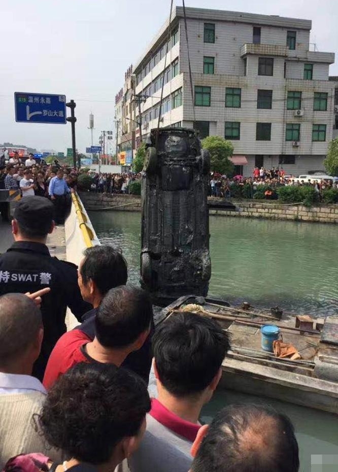 一河道打捞16年前失踪轿车 内有两具尸骨