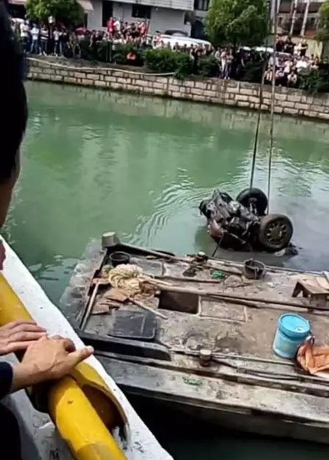 一河道打捞16年前失踪轿车 内有两具尸骨