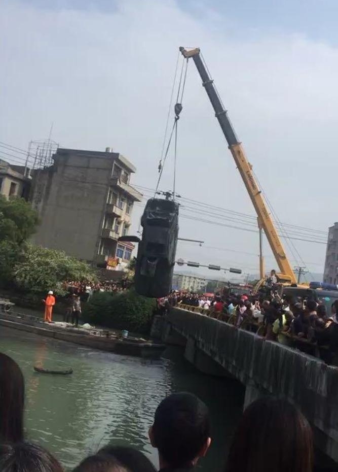 一河道打捞16年前失踪轿车 内有两具尸骨