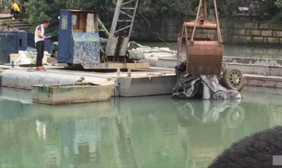 一河道打捞16年前失踪轿车 内有两具尸骨