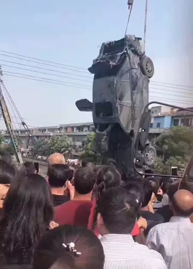 一河道打捞16年前失踪轿车 内有两具尸骨