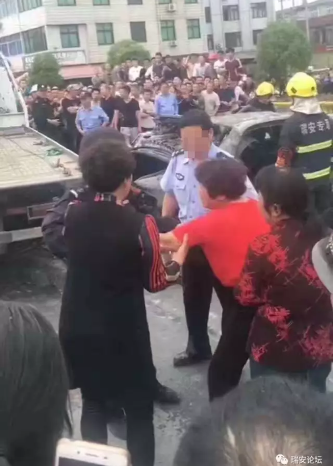 一河道打捞16年前失踪轿车 内有两具尸骨