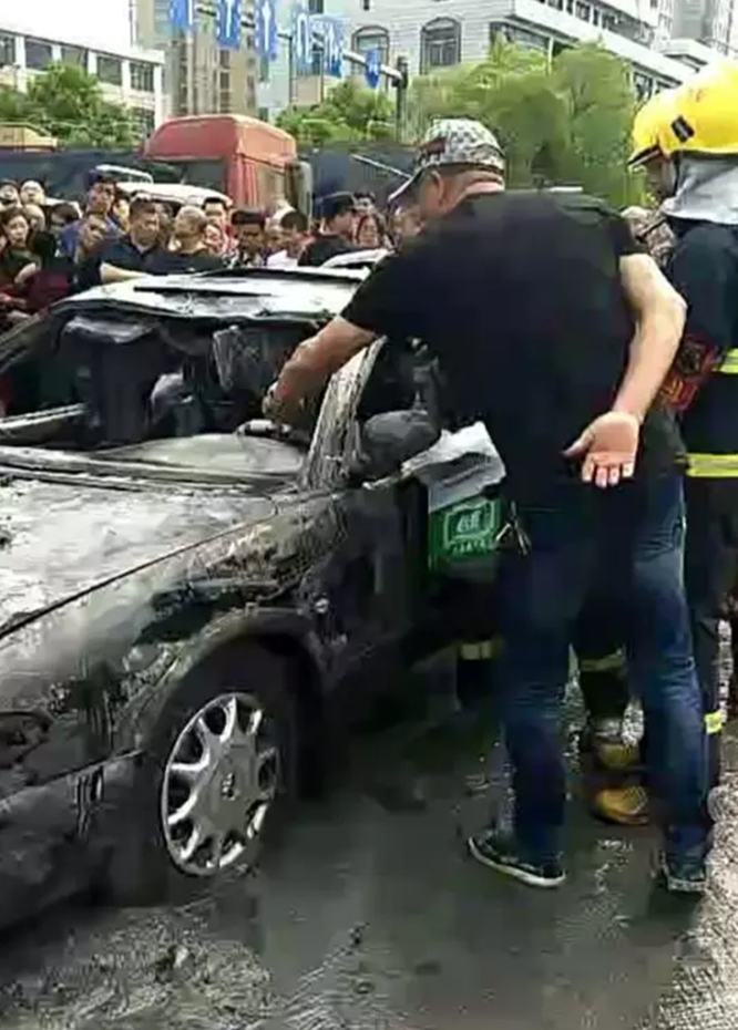 一河道打捞16年前失踪轿车 内有两具尸骨