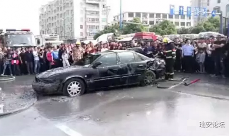 一河道打捞16年前失踪轿车 内有两具尸骨