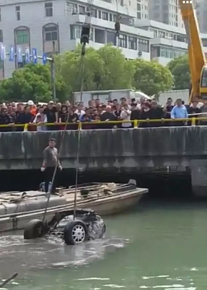 一河道打捞16年前失踪轿车 内有两具尸骨