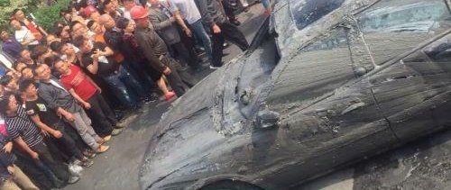 河里捞出15年前失踪轿车 车内发现2具尸骨