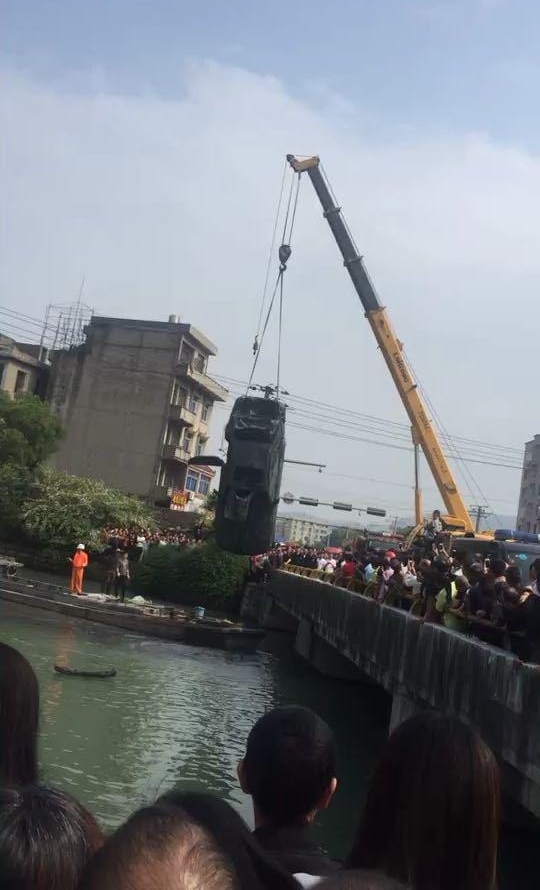 河里捞出15年前失踪轿车 车内发现2具尸骨