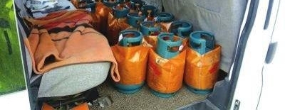 这两个司机胆真大 车上装满了液化气罐