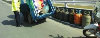 这两个司机胆真大 车上装满了液化气罐