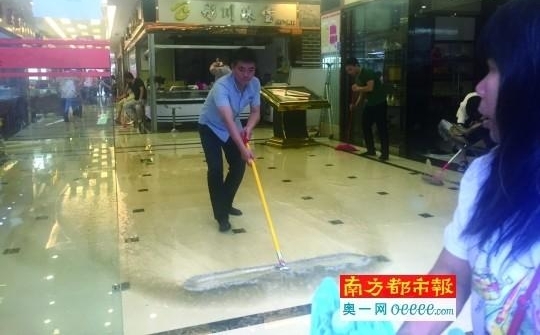 广州大水“洗劫”珠宝店　老板：不知道被冲走多少
