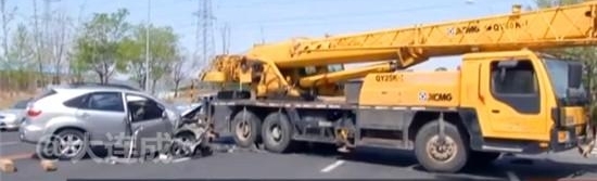 大连明珠路突发惨烈车祸 SUV轿车撞吊车1死2伤