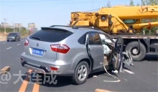 大连明珠路突发惨烈车祸 SUV轿车撞吊车1死2伤