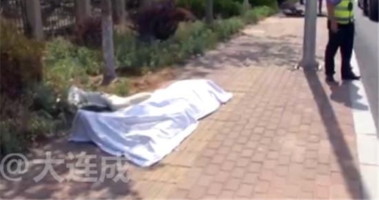 大连明珠路突发惨烈车祸 SUV轿车撞吊车1死2伤