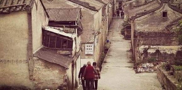 好心人捡一个孩子回来养，没想到这个孩子竟让两个家庭家破人亡